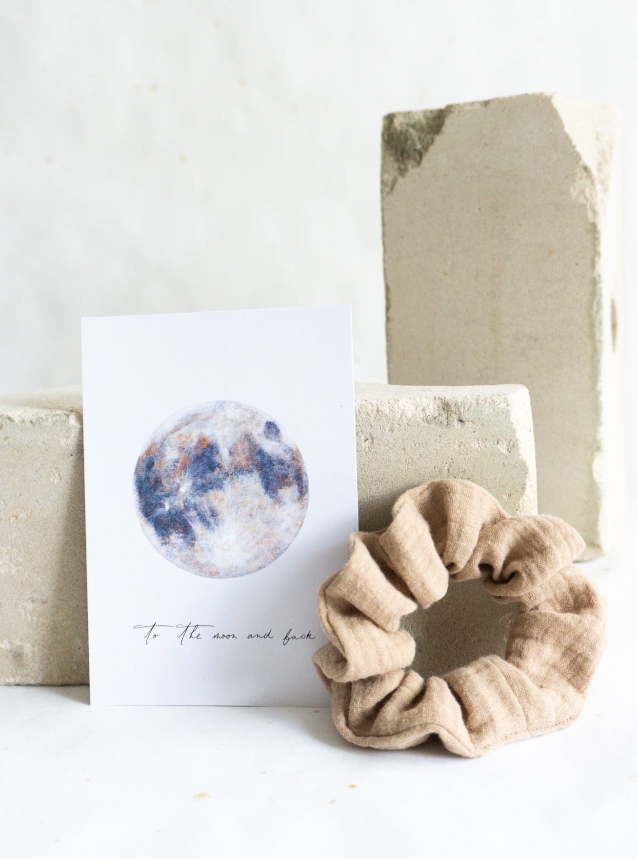 Geschenkset Postkarte 'Mond' & Scrunchie Musselin