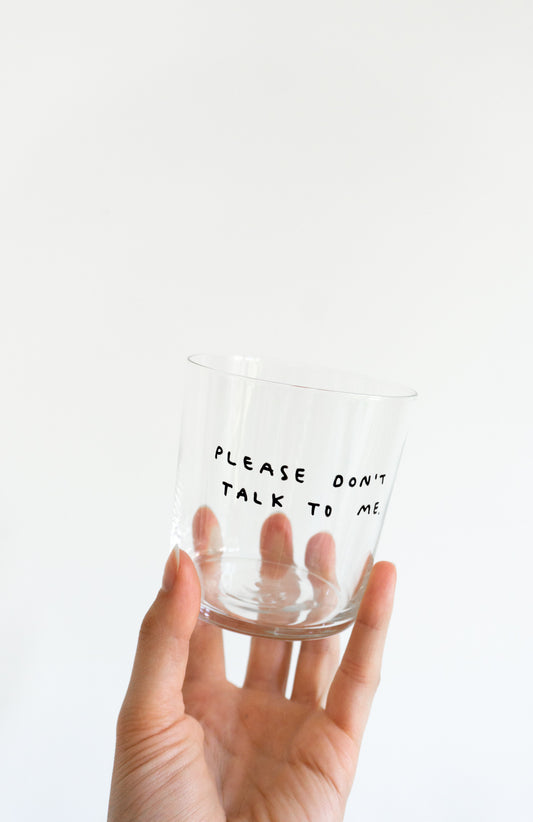 Trinkglas mit Spruch 'Please don't talk to me'